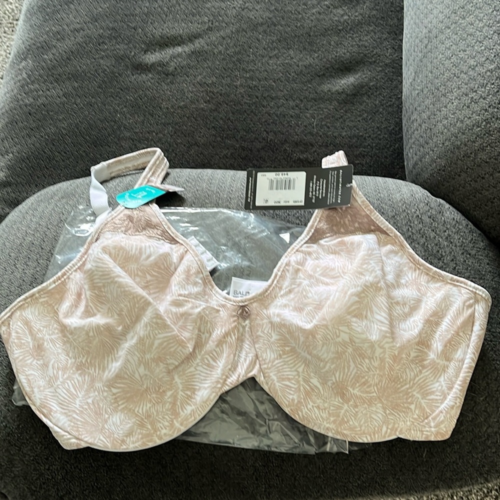 Bali Minimizer Bra size 36DD never worn  white with tan/brown leaf design